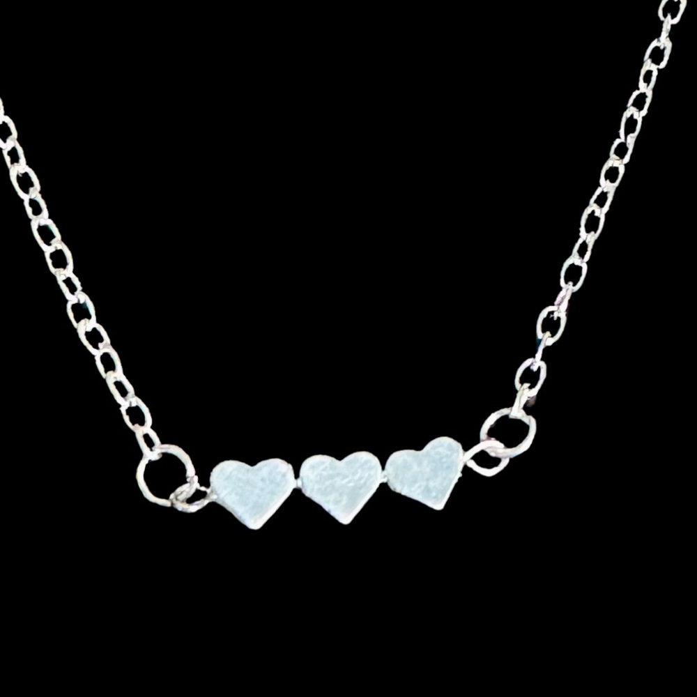๐ Silver Necklace Silver Twirls Triple Hrt - Picture 1 of 3